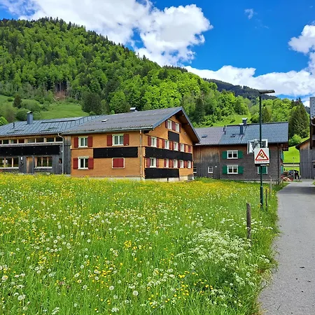 Familienfreundliches Bregenzerwaelderhaus 펜션